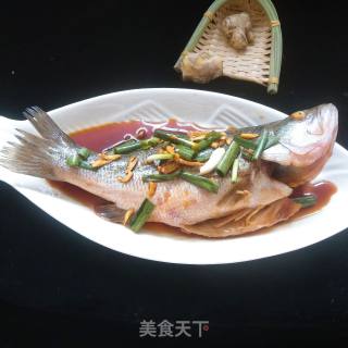 蒸鲈鱼的做法步骤：1