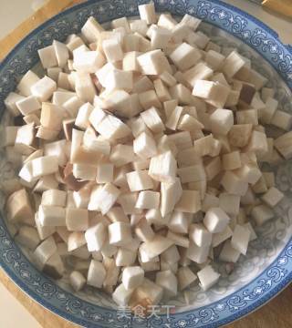 蚝油鸡腿菇炒肉丁的做法步骤：1