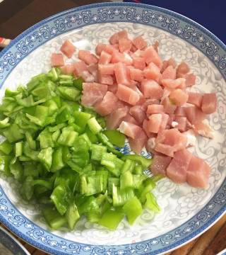 蚝油鸡腿菇炒肉丁的做法步骤：2