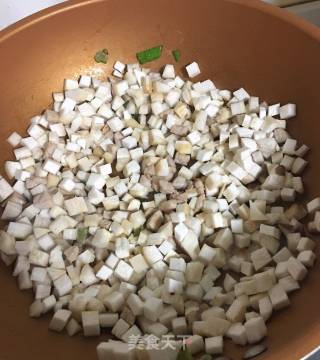 蚝油鸡腿菇炒肉丁的做法步骤：3