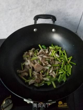 平菇炒蒜苔的做法步骤：3