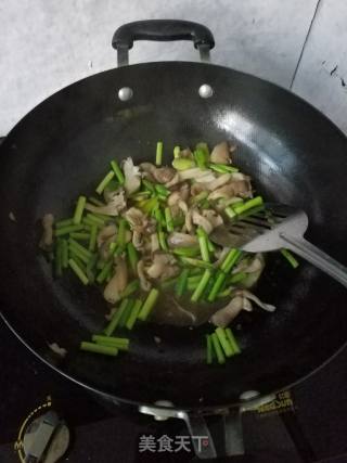 平菇炒蒜苔的做法步骤：4
