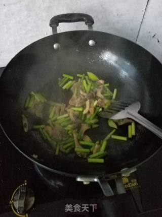 平菇炒蒜苔的做法步骤：5