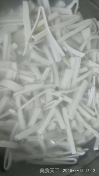 清炒豆腐皮的做法步骤：3