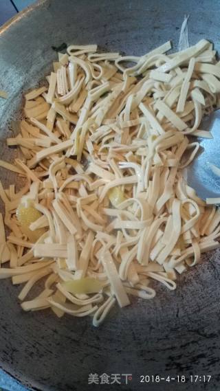 清炒豆腐皮的做法步骤：5
