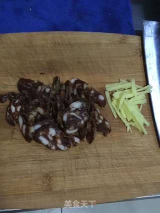 蒜苔炒腊肠的做法步骤：2