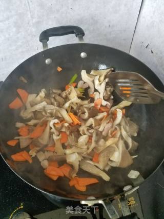 平菇烧肉盖浇饭的做法步骤：7
