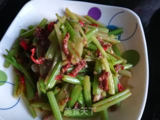 芹菜炒牛肉丝的做法步骤：1
