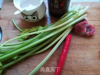 芹菜炒牛肉丝的做法步骤：2
