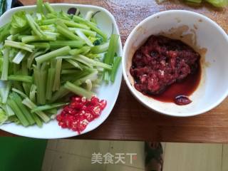 芹菜炒牛肉丝的做法步骤：3