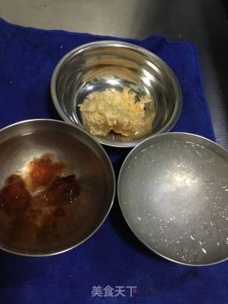 银耳桃胶雪燕煲的做法步骤：1