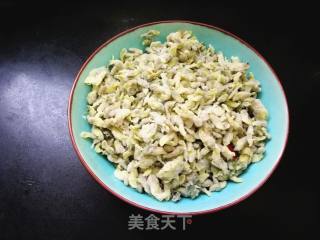 蒸槐花炒油馍头的做法步骤：1