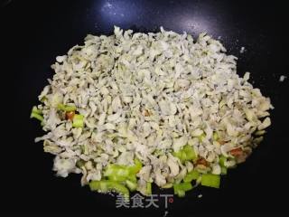 蒸槐花炒油馍头的做法步骤：5