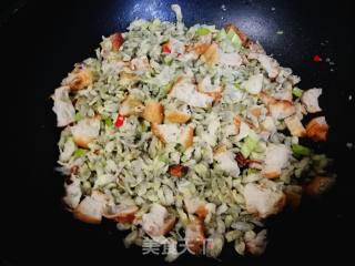 蒸槐花炒油馍头的做法步骤：8