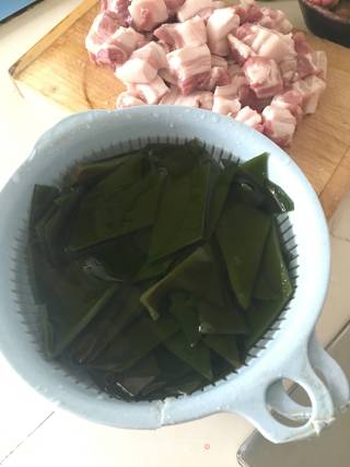 肥而不腻的五花肉炖海带的做法步骤：2
