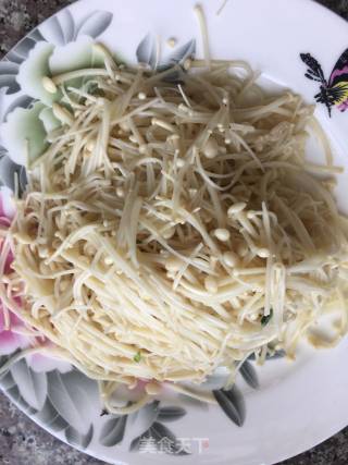 金针菇炒肉丝的做法步骤：2
