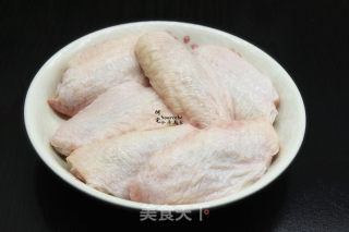 麻辣鸡翅的做法步骤：1