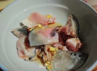 葱椒三文鱼头的做法步骤：3