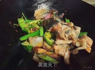 葱椒三文鱼头的做法步骤：7