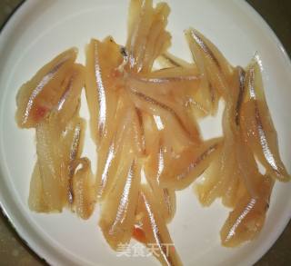 油炸小鱼的做法步骤：1