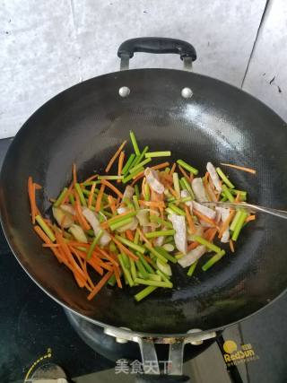 蒜苔肉丝盖浇饭的做法步骤：5