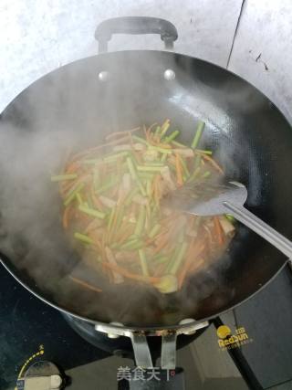 蒜苔肉丝盖浇饭的做法步骤：6
