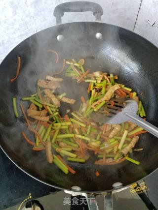 蒜苔肉丝盖浇饭的做法步骤：7