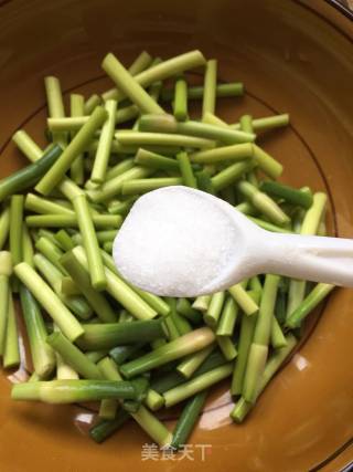 鲜肉炒蒜薹的做法步骤：2