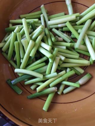 鲜肉炒蒜薹的做法步骤：4