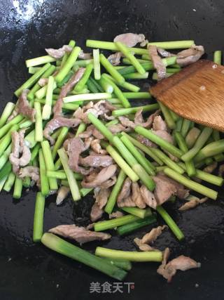 鲜肉炒蒜薹的做法步骤：9