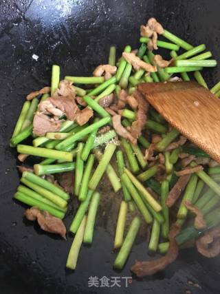 鲜肉炒蒜薹的做法步骤：10