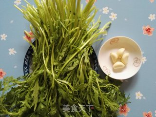 蒜香茼蒿的做法步骤：1