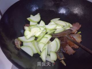 西葫芦炒腊肉的做法步骤：7