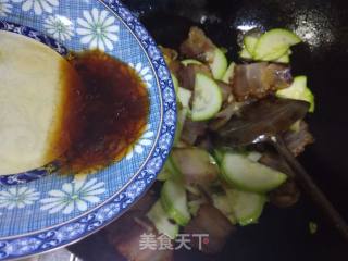 西葫芦炒腊肉的做法步骤：8