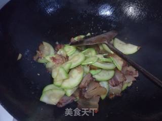 西葫芦炒腊肉的做法步骤：10