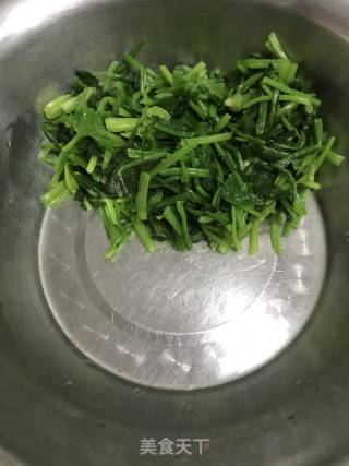 炝拌菠菜粉丝的做法步骤：1