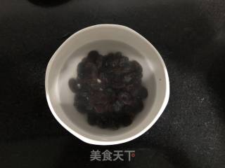 黑加仑酥粒司康的做法步骤：1