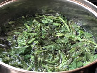 香椿炒鸡蛋的做法步骤：3