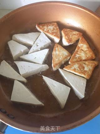 大葱烧豆腐的做法步骤：1