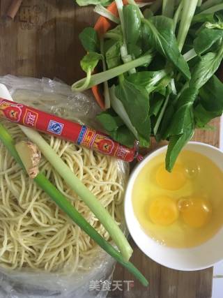 鸡蛋火腿肠炒面的做法步骤：1