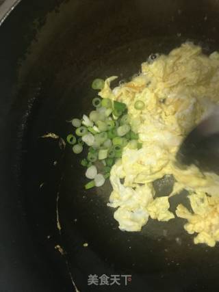 鸡蛋火腿肠炒面的做法步骤：4