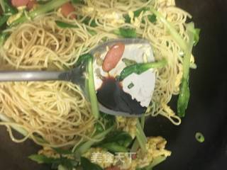 鸡蛋火腿肠炒面的做法步骤：8