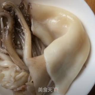 韭菜炒鱿鱼的做法步骤：1