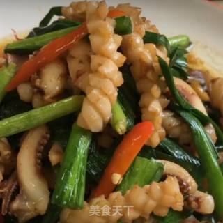韭菜炒鱿鱼的做法步骤：9