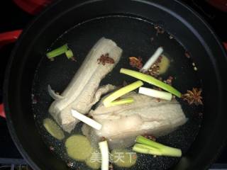 蒜泥白肉的做法步骤：2