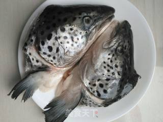 鱼头炖豆腐的做法步骤：1