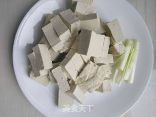 鱼头炖豆腐的做法步骤：2