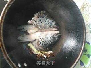 鱼头炖豆腐的做法步骤：5