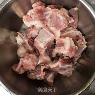 香菇排骨汤的做法步骤：1