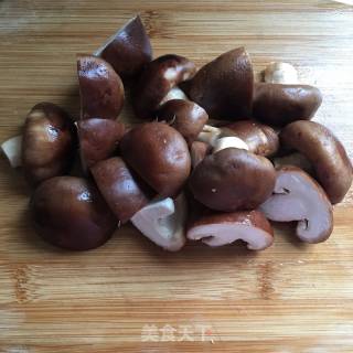 香菇排骨汤的做法步骤：2